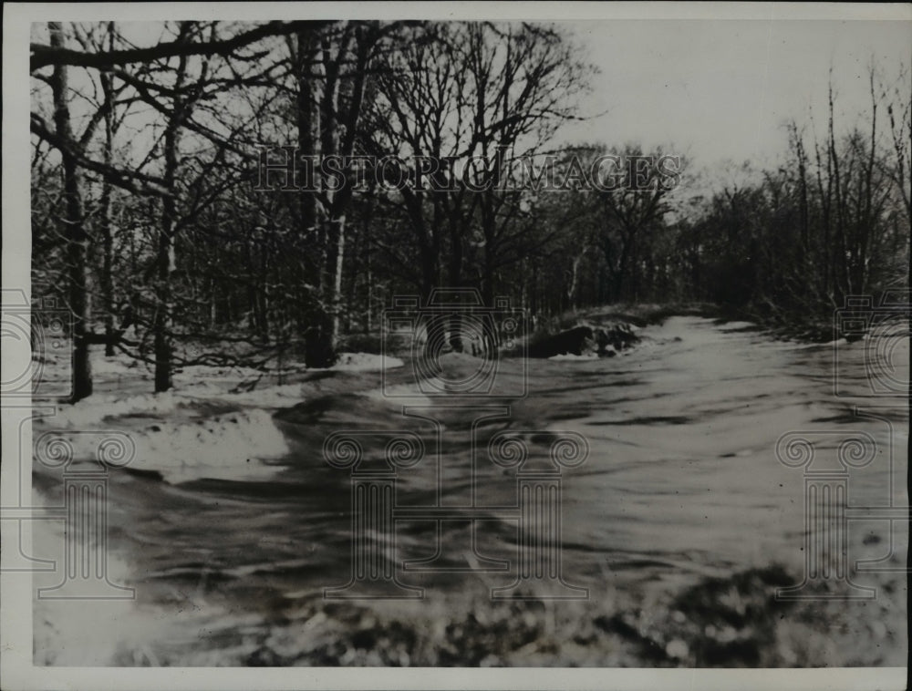 1933 Iowa river near Wapello gives way - Historic Images