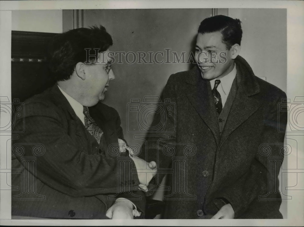 1941 Press Photo George Griff congratulates Max Dantowitz for exposing clerk - Historic Images