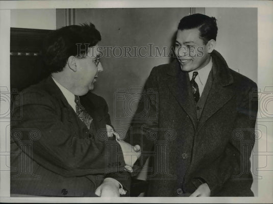 1941 Press Photo George Griff congratulates Max Dantowitz for exposing clerk - Historic Images