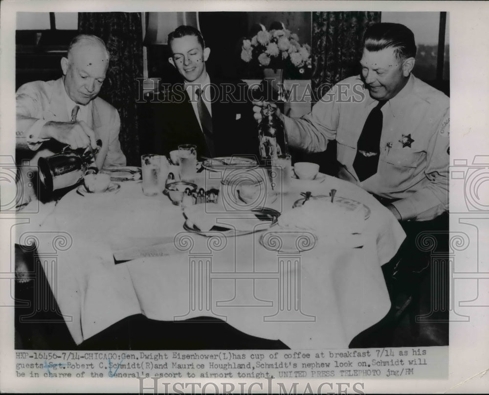 1952 Press Photo Gen. Dwight Eisenhower with guests Sgt. Schmidt &amp; Houghland - Historic Images