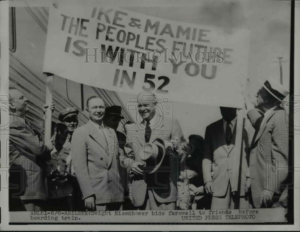 1952 Press Photo Dwight Eisenhower says goodbye to friends in Abilene Texas - Historic Images