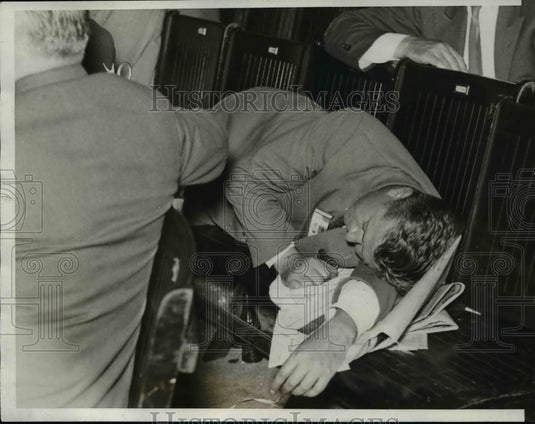 1932 Press Photo Willard Moran, sound asleep on a bench in a convention-Historic Images
