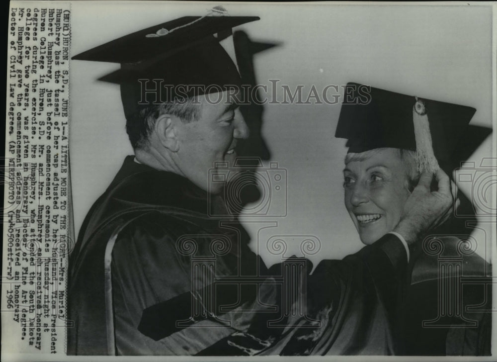 1966 Press Photo V.P. Hubert Humphrey w/wife Muriel- Huron College graduation - Historic Images