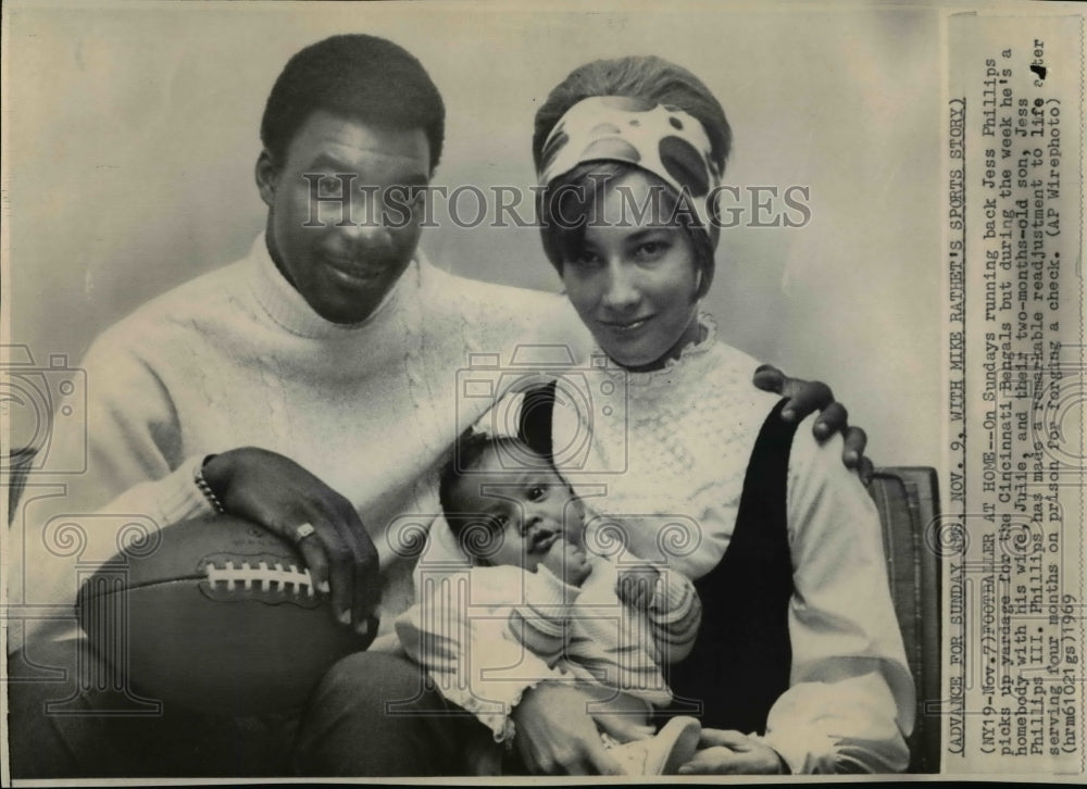 1969 Press Photo Jess Phillips of Cincinnati Bengals w/ wife Julie & son Jess - Historic Images