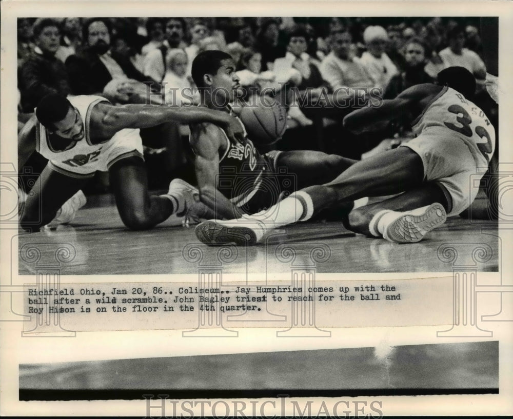 1986 Press Photo Jay Humphries scrambles for the loose ball versus the Cavs - Historic Images