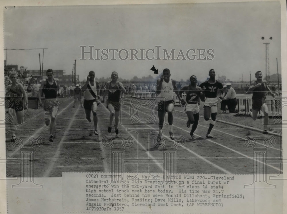 1957 Press Photo Cleveland Cathedral Latin Otis Drayton Wins 220 Yard Dash - Historic Images