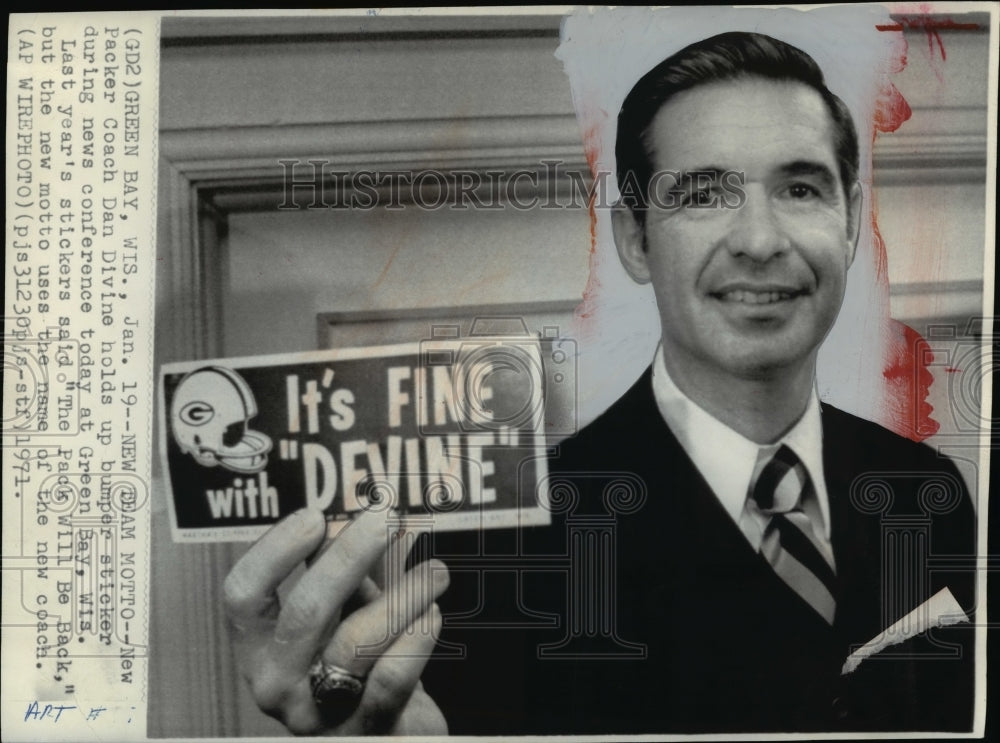 1971 Press Photo New Coach Dan Divine of Packers with New Bumper Stickers - Historic Images