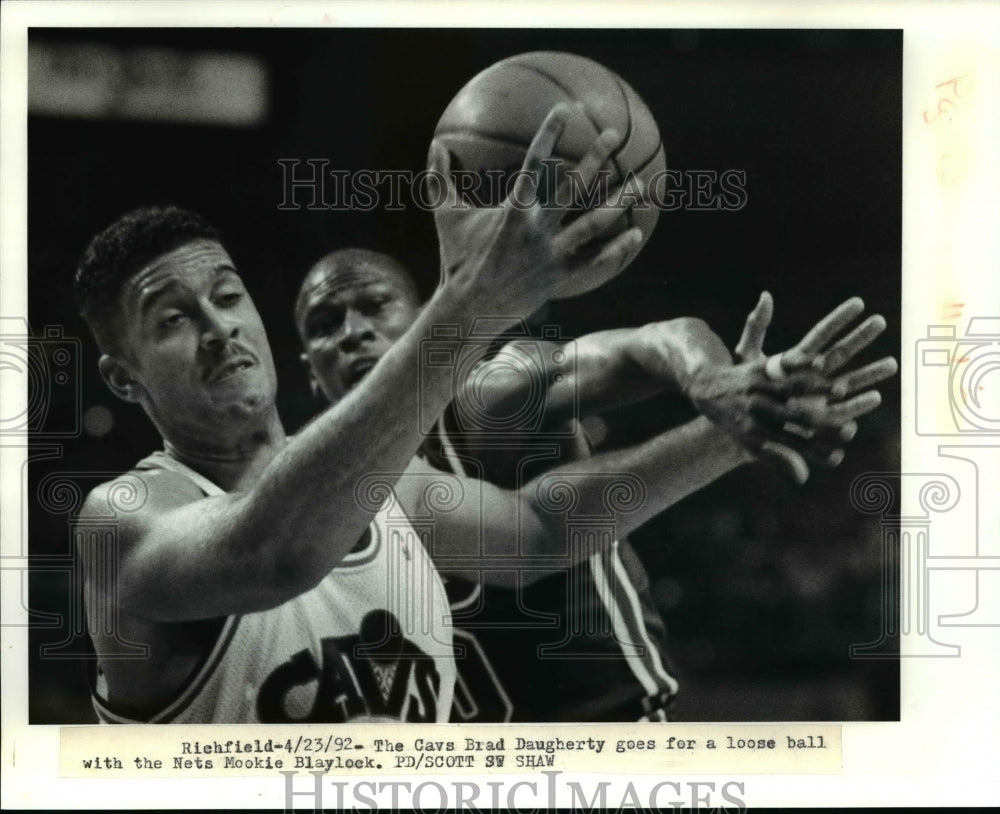 1992 Press Photo Brad Daugherty goes for a loose ball with Nets Mookie Blaylock - Historic Images