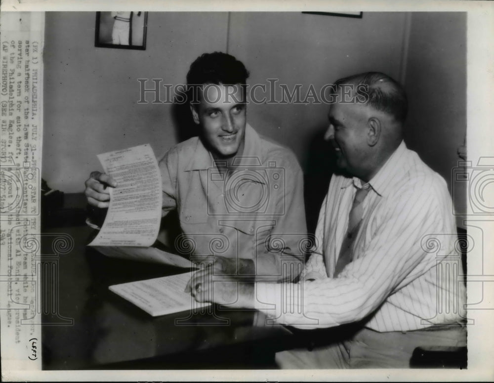 1943 Press Photo Don McGrevor signs contract w/ Al Eanie for Philadelphia Eagles - Historic Images