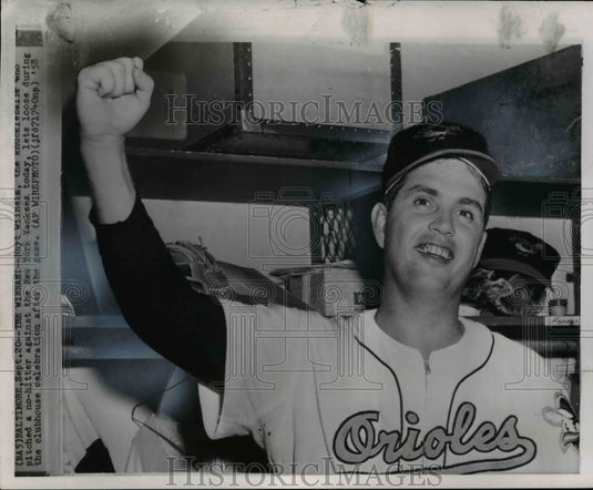 1958 Press Photo Knuckleballer Hoyt Wilhelm celebrates after beating the Yankees - Historic Images