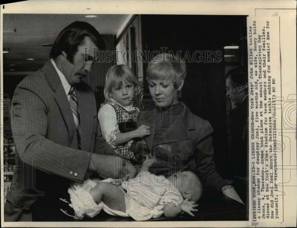 1973 Press Photo Jets&#39; John Elliot changes Joni as wife Nancy &amp; Jeana look on - Historic Images