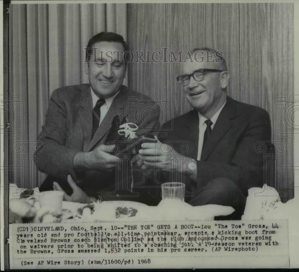 1968 Press Photo Lou Groza accepts kicking boot from Browns Blanton Collier - Historic Images