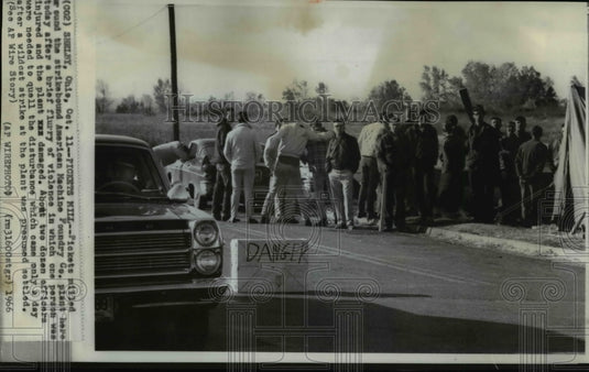 1966 Press Photo Pickers at Striking American Machine Foundry Co. Plant in Ohio - Historic Images