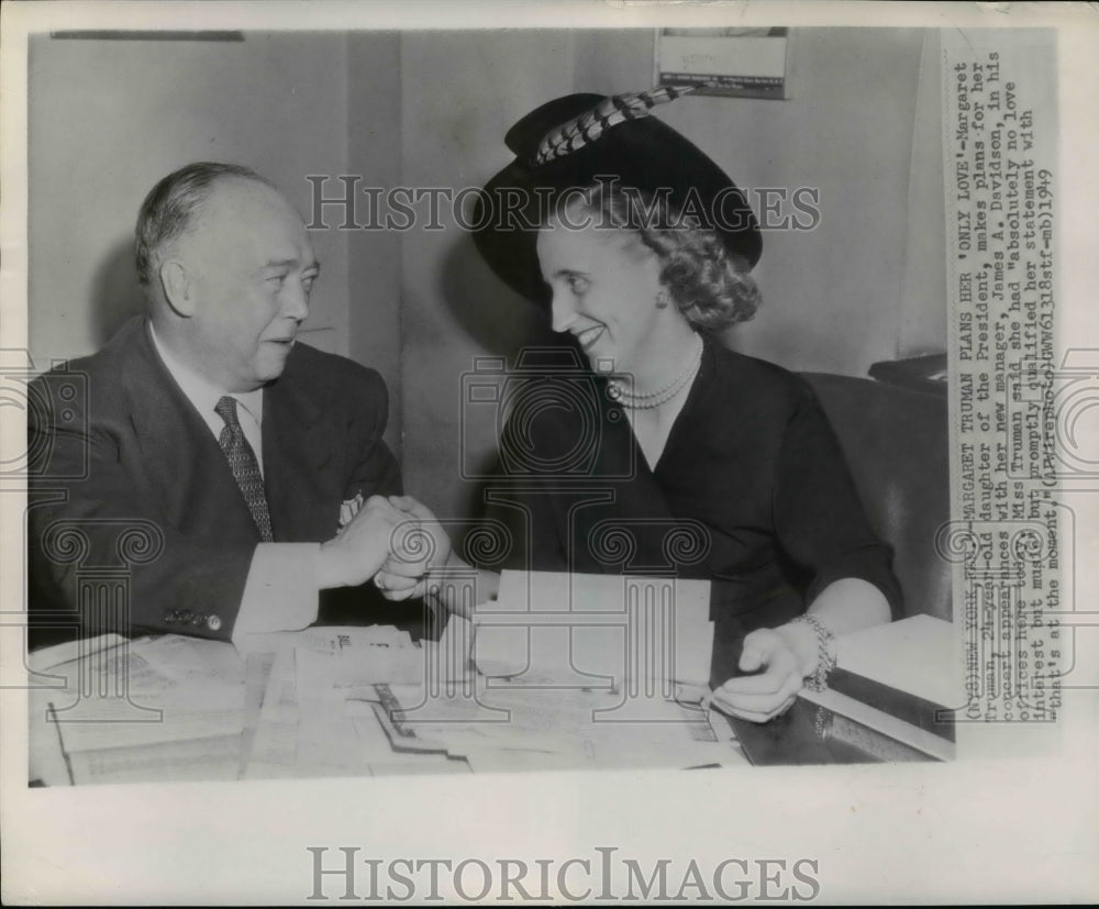 1949 Press Photo Margaret Truman and her Manager James Davidson in his office.-Historic Images