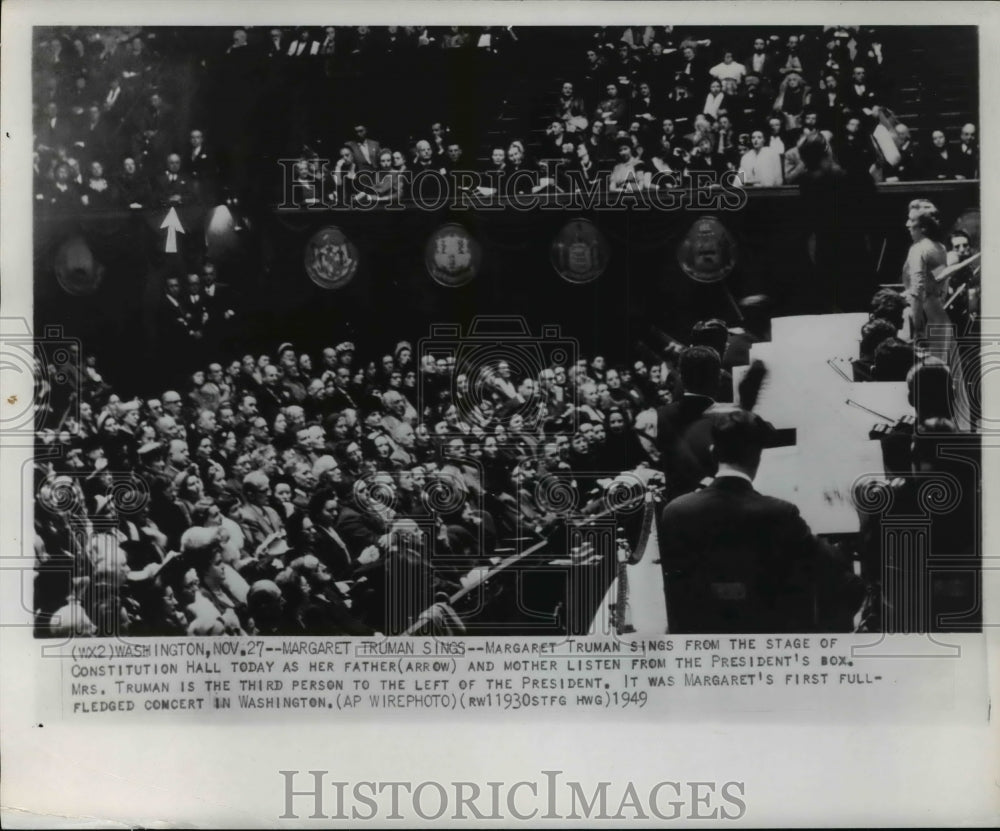 1949 Press Photo Margaret Truman sings from the stage of constitution hall. - Historic Images