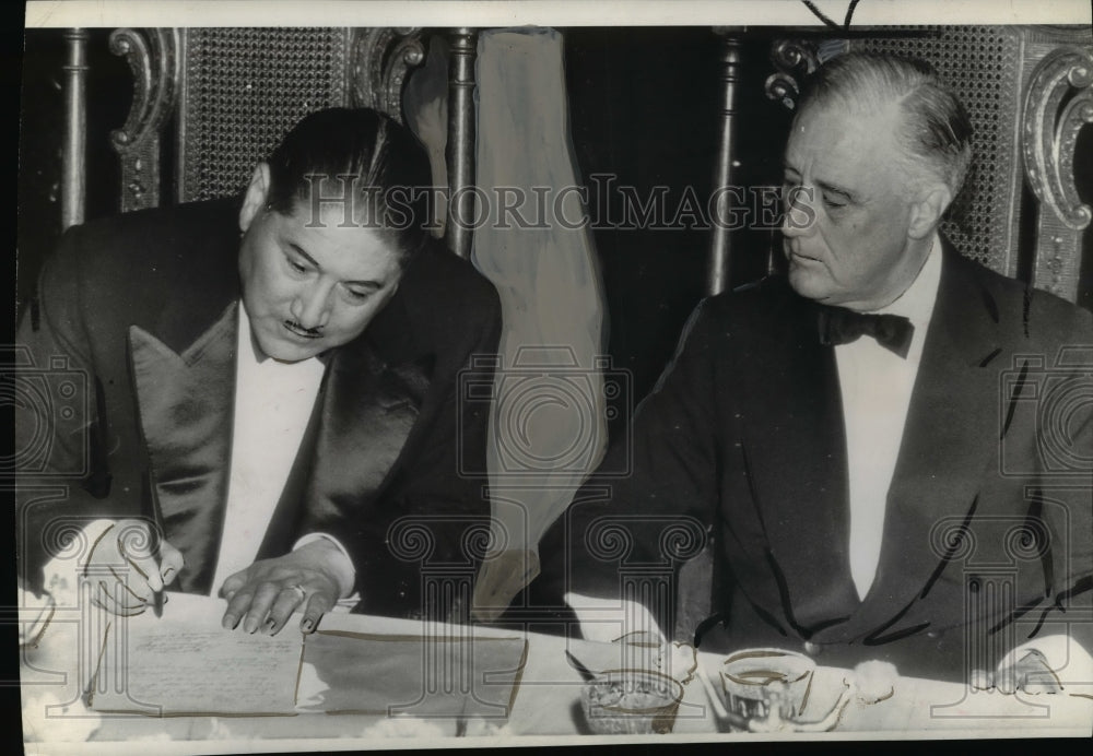 1943 Press Photo Pres. Penaranda of Bolivia signs United Nations Declaration - Historic Images