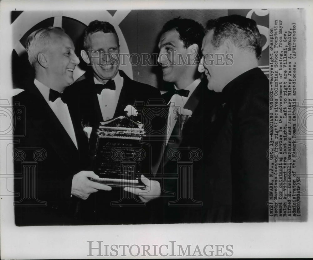 1952 Press Photo Heavyweight Rocky Marciano receives award from Mayor Villani - Historic Images