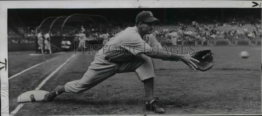 1948 Press Photo Rookie Preston Ward exhibits fielding &amp; batting techniques - Historic Images