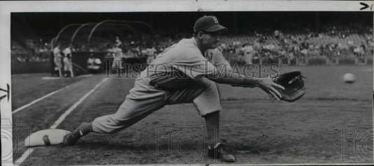 1948 Press Photo Rookie Preston Ward exhibits fielding & batting techniques - Historic Images