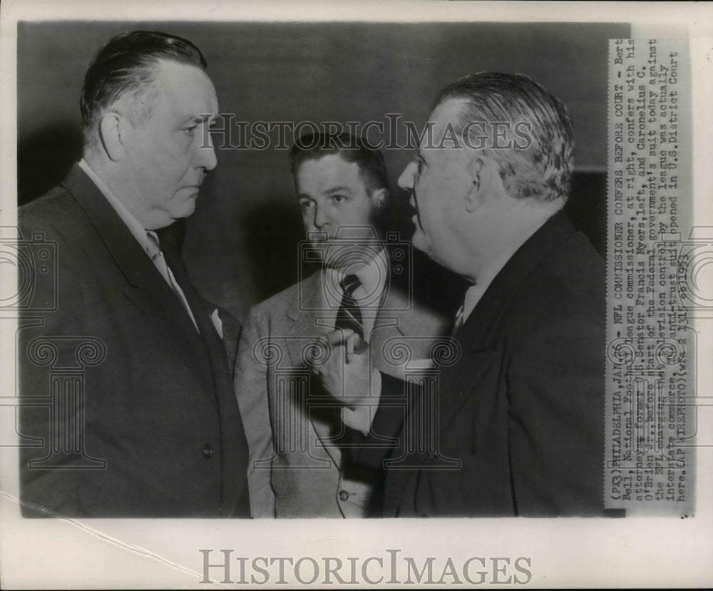 1953 Press Photo NFL Commissioner Bert Bell confers with Myers &amp; O&#39;Brien Jr. - Historic Images