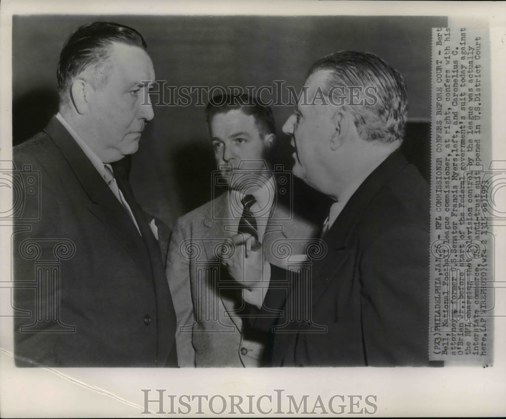 1953 Press Photo NFL Commissioner Bert Bell confers with Myers & O'Brien Jr. - Historic Images