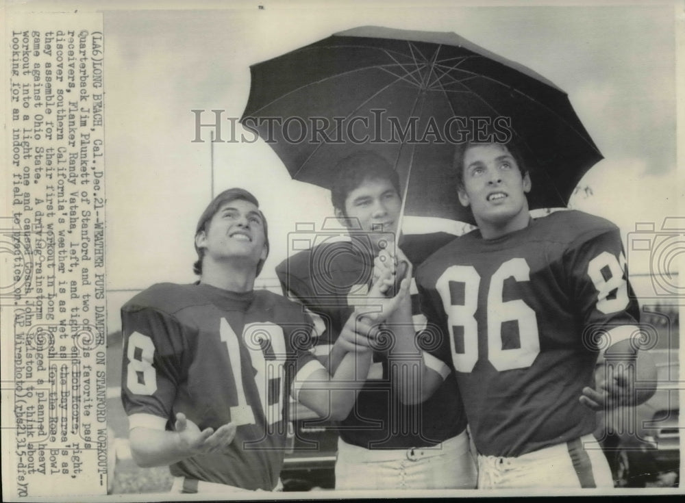 1970 Press Photo Quarterback Jim Plunkett of Stanford, & two favorite receivers - Historic Images