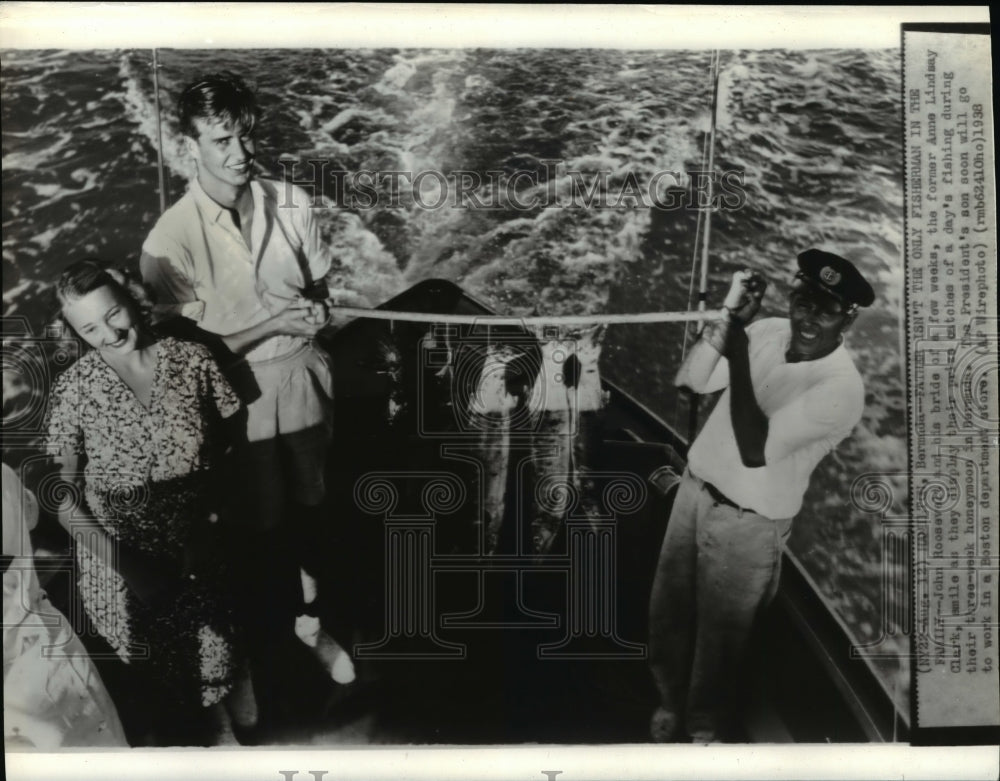 1938 Press Photo Mr. and Mrs. John Roosevelt, fishing in Bermuda on honeymoon.-Historic Images