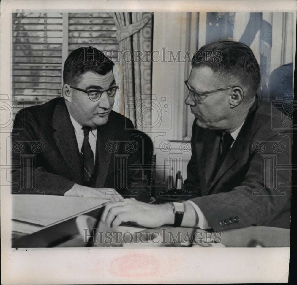 1960 Press Photo Pierre Salinger and James Hagerty confer at the White House - Historic Images