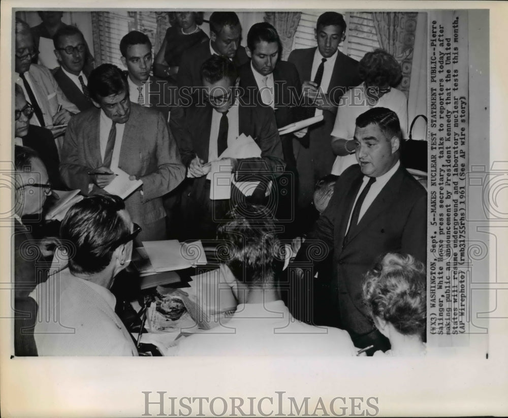 1961 Press Photo Pierre Salinger talks to reporters about U.S. nuclear tests- Historic Images