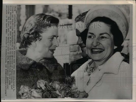 1964 Press Photo Mrs. LB Johnson & Mrs. William Scranton at Scranton-Wilkes area - Historic Images
