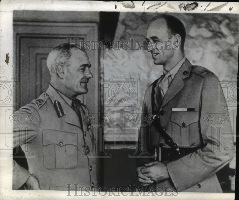 1941 Press Photo Captain James Roosevelt chats with Gen. Sir Wavell in Egypt - Historic Images