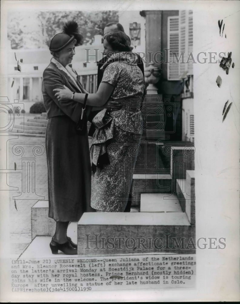 1950 Press Photo Queen Juliana welcomes Eleanor Roosevelt to Soestdijk Palace - Historic Images