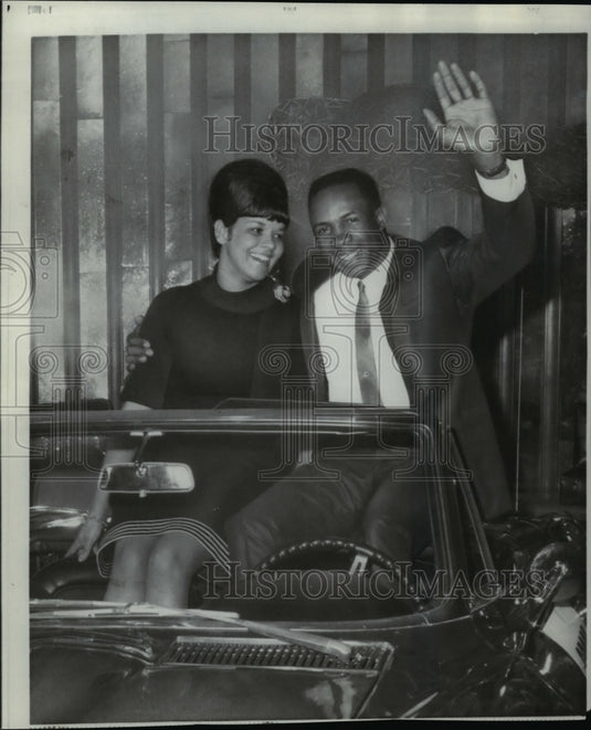 1966 Press Photo Baltimore right fielder Frank Robinson & wife sit atop Corvette - Historic Images