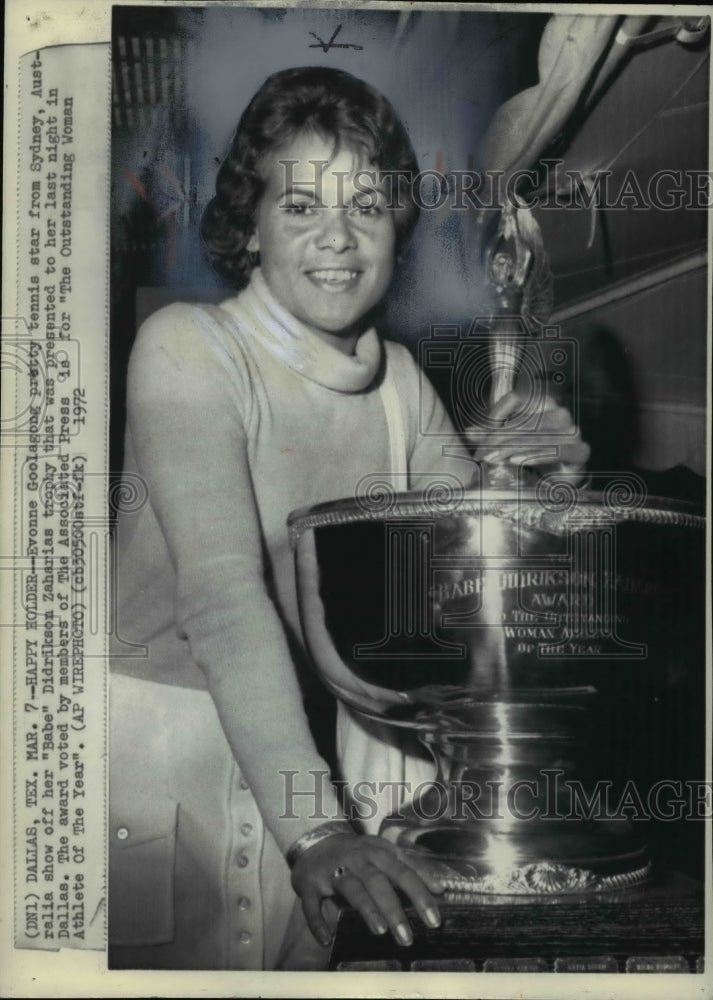 1972 Press Photo Evonne Goolagong showed her Didrikson Zaharias trophy-Historic Images