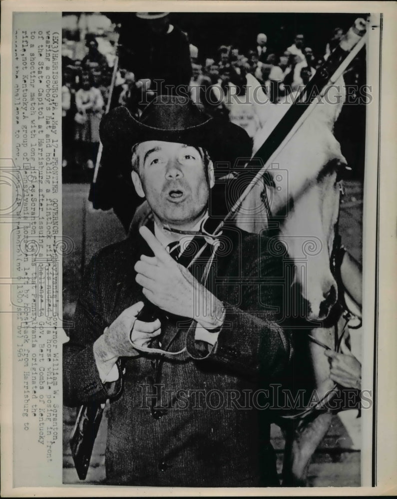 1961 Press Photo Gov William W Scranton wearing cowboy hat and holding rifle- Historic Images