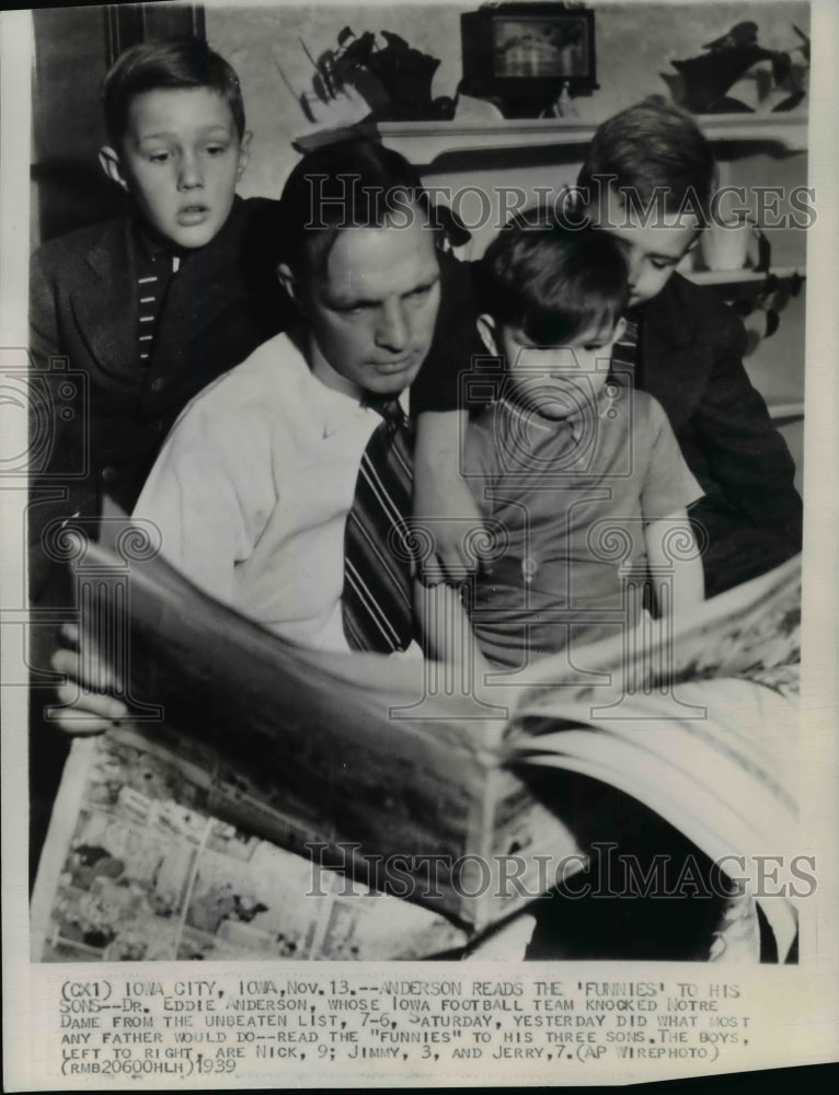 1939 Press Photo Dr Eddie Anderson, Notre Dame&#39;s coach reads to his 3 children - Historic Images