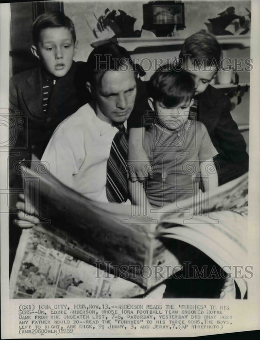 1939 Press Photo Dr Eddie Anderson, Notre Dame's coach reads to his 3 children - Historic Images