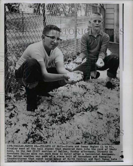 1961 Press Photo Steve & Sammy Hughes w/ hail stones that showered in the home-Historic Images