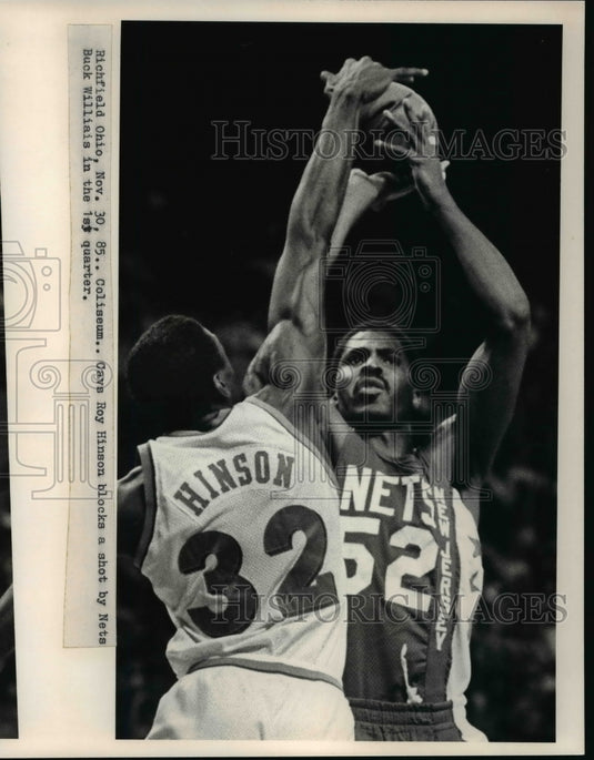 1985 Press Photo Roy Hinson blocks a shot by Nets Buck Williais in 1st quarter - Historic Images