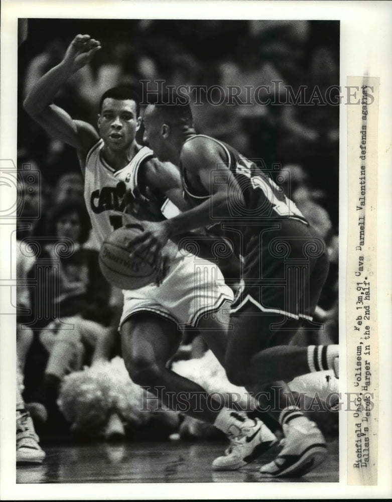 1991 Press Photo Cavs Darnell Valentine defends against Dalles Derek Harper - Historic Images