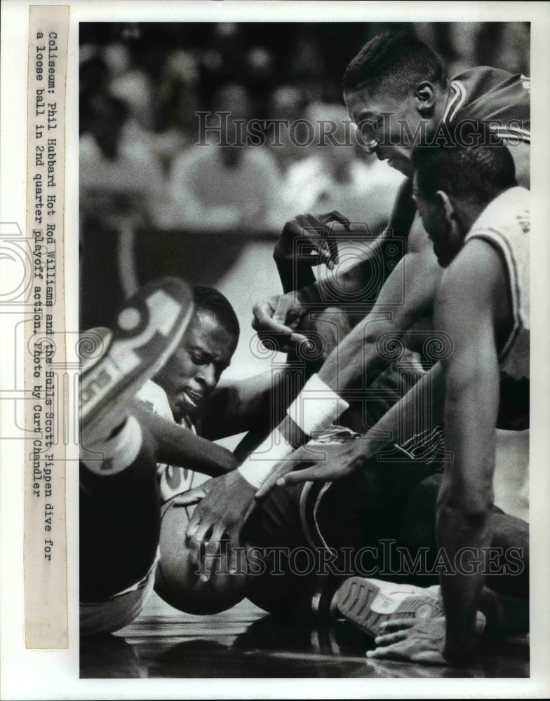 Press Photo Phil Hubbard Hot Rod Williams and the Bulls Scott Pippen - Historic Images