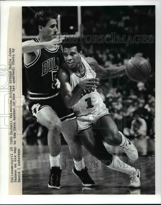 1989 Press Photo Darnell Valentine drives around Bulls John Paxson in 1st qtr- Historic Images