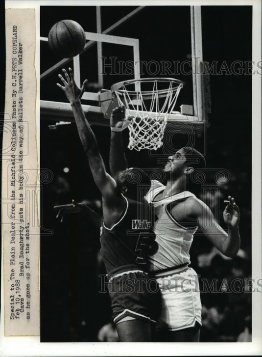 1988 Press Photo Brad Daugherty blocks Darrell Walker during a Cavs-Bullets game - Historic Images
