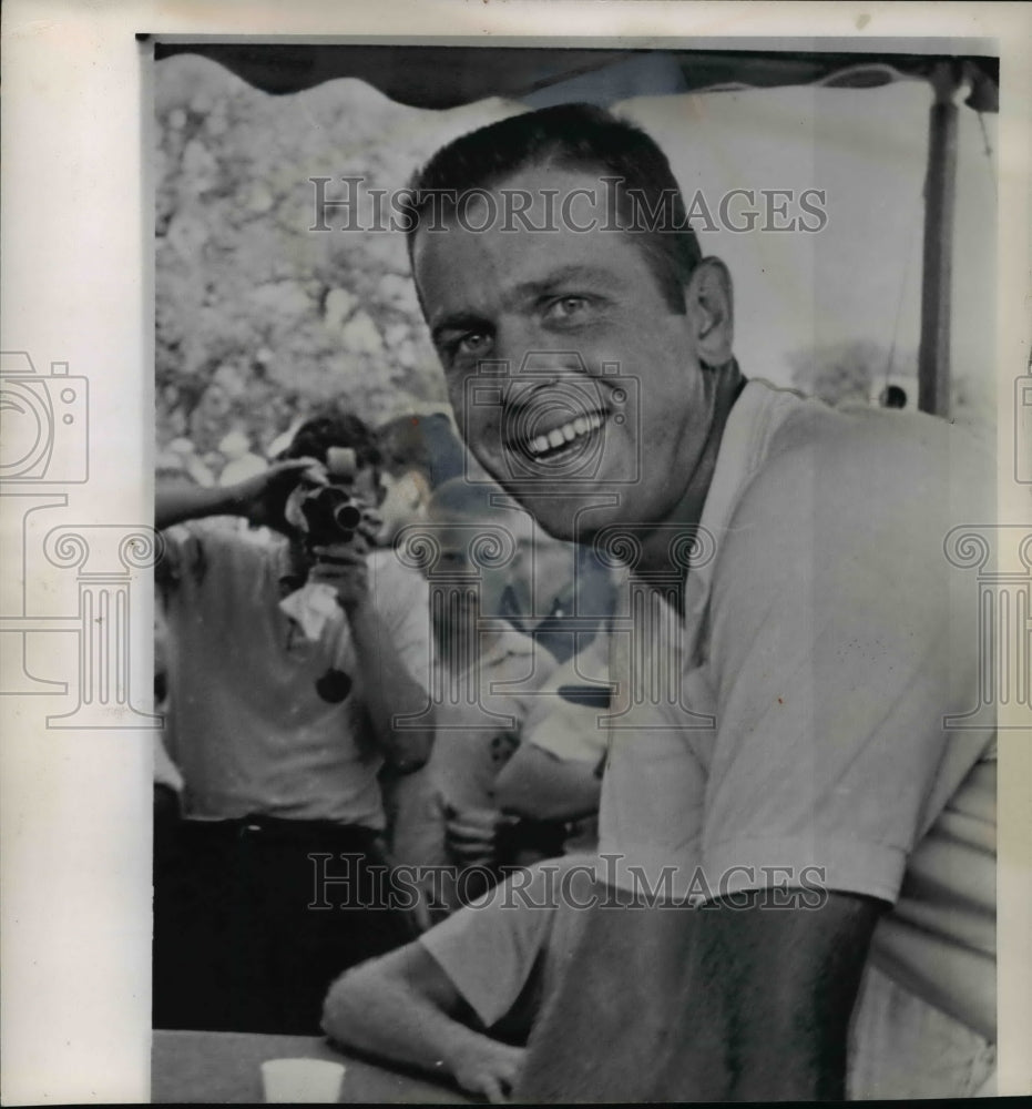 1964 Press Photo Bobby Nichols after climbing PGA championship at Columbus Club - Historic Images