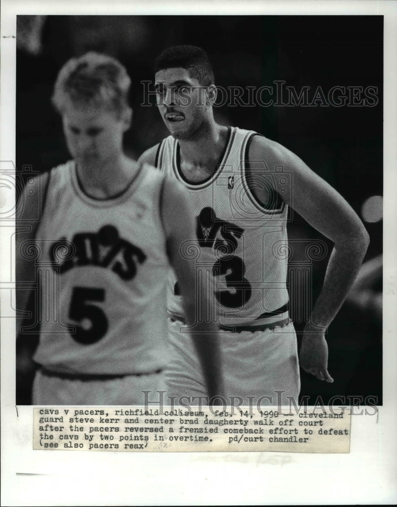 1990 Press Photo Cleveland Steve Karr &amp; Brad Daugherty at game against Pacers - Historic Images