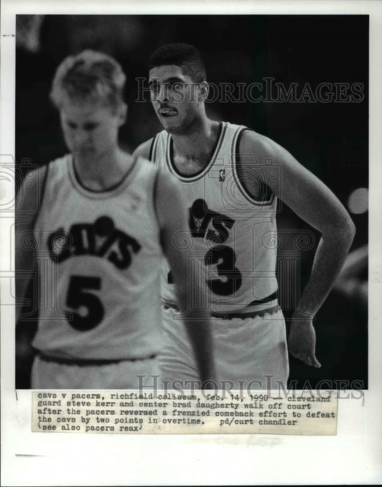 1990 Press Photo Cleveland Steve Karr & Brad Daugherty at game against Pacers - Historic Images