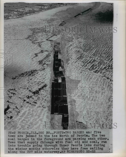 1960 Press Photo Two barges and five tows are jammed in the ice North of Peoria - Historic Images