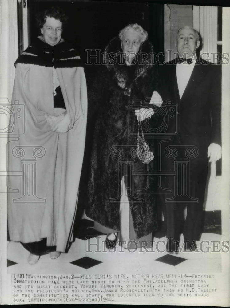 1940 Press Photo Mrs FD Roosevelt, Mrs James Roosevelt, enter Phila Orchestra-Historic Images