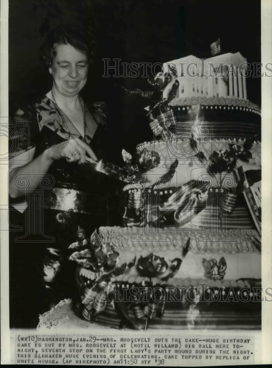 1938 Mrs. Roosevelt cut her birthday cake at Hotel Willard - Historic Images