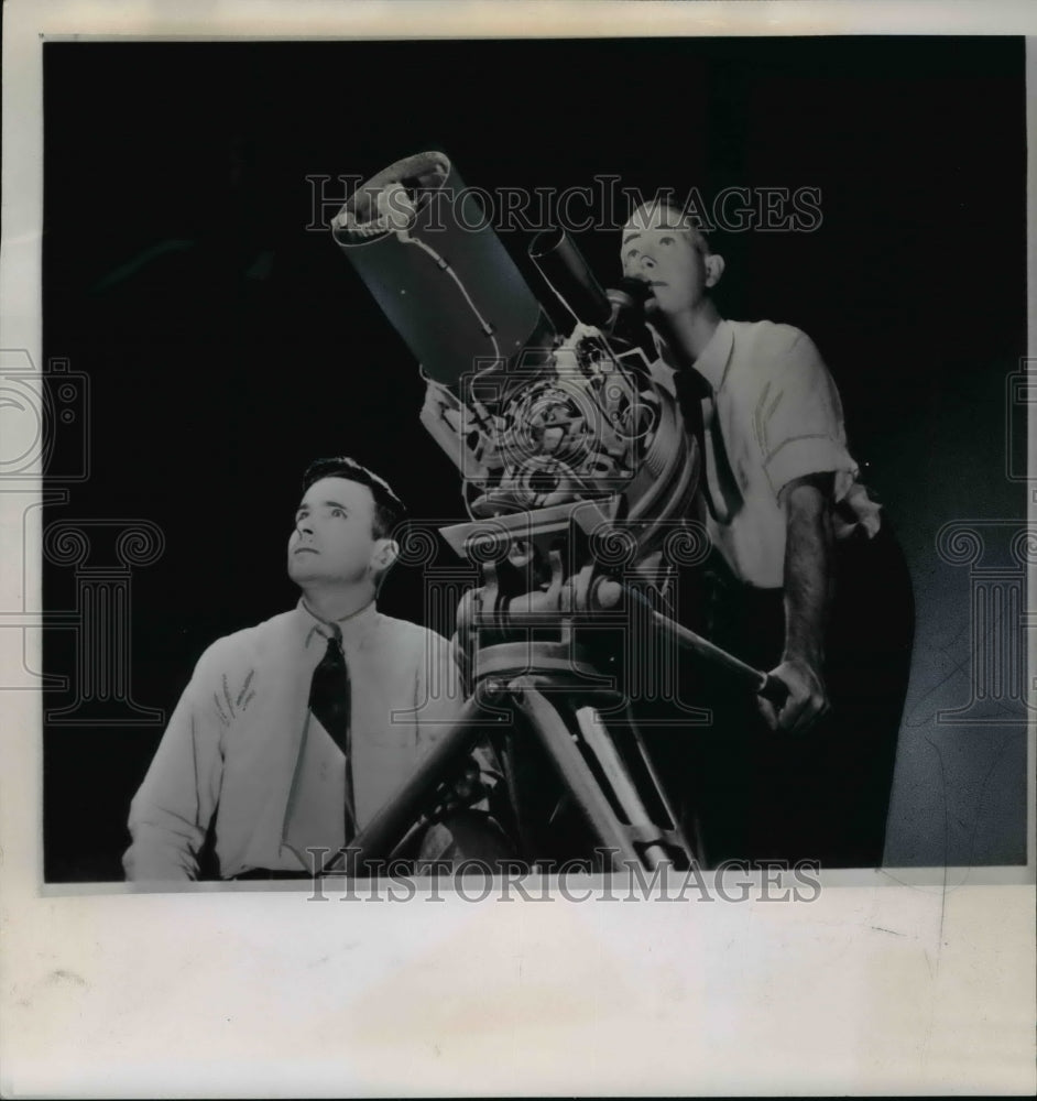 1960 Press Photo Andre Krutchkroff &amp; Wesley Haywood demonstrate instrument-Historic Images